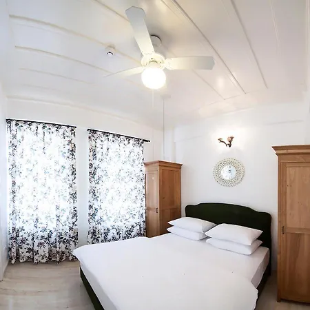 Quarante - Adult Only