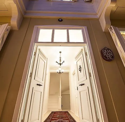 Quarante - Adult Only *