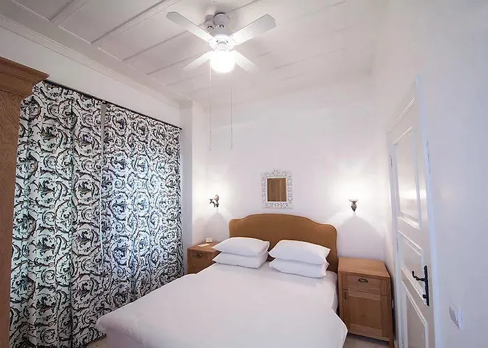 Quarante - Adult Only *